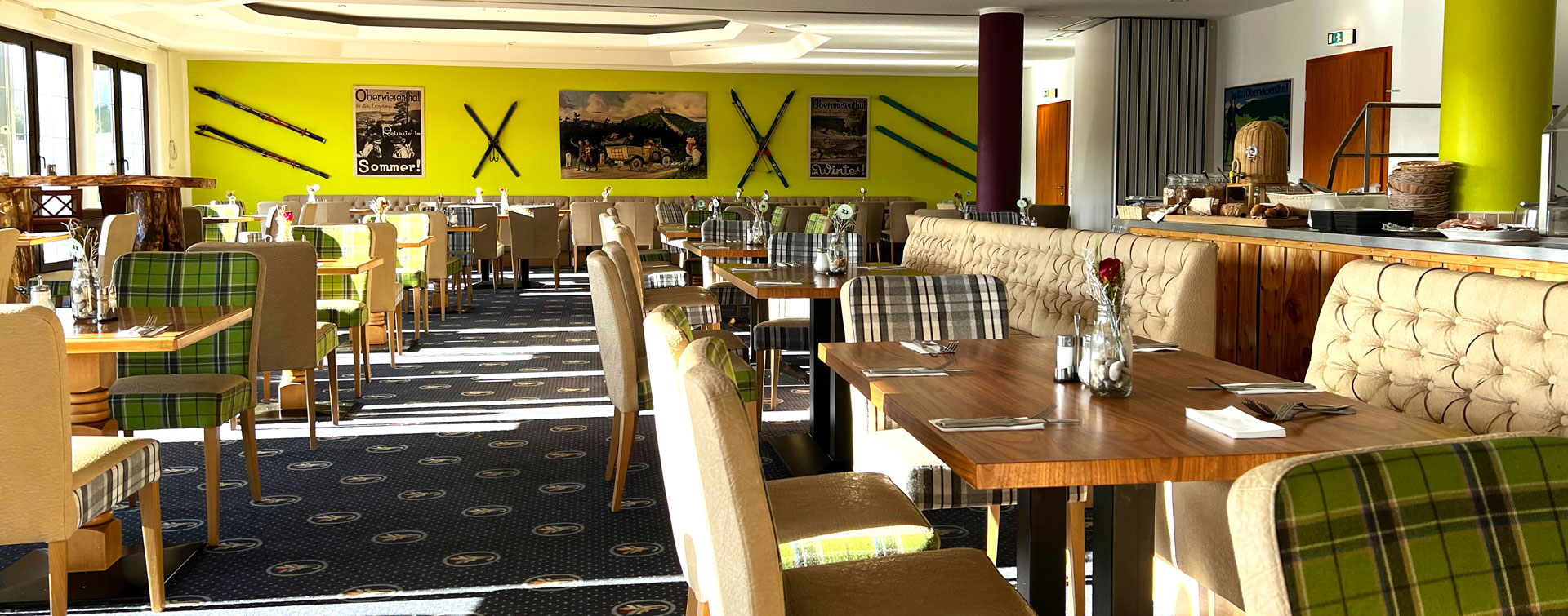 Panorama-Aufnahme Restaurant mit Sonneneinfall