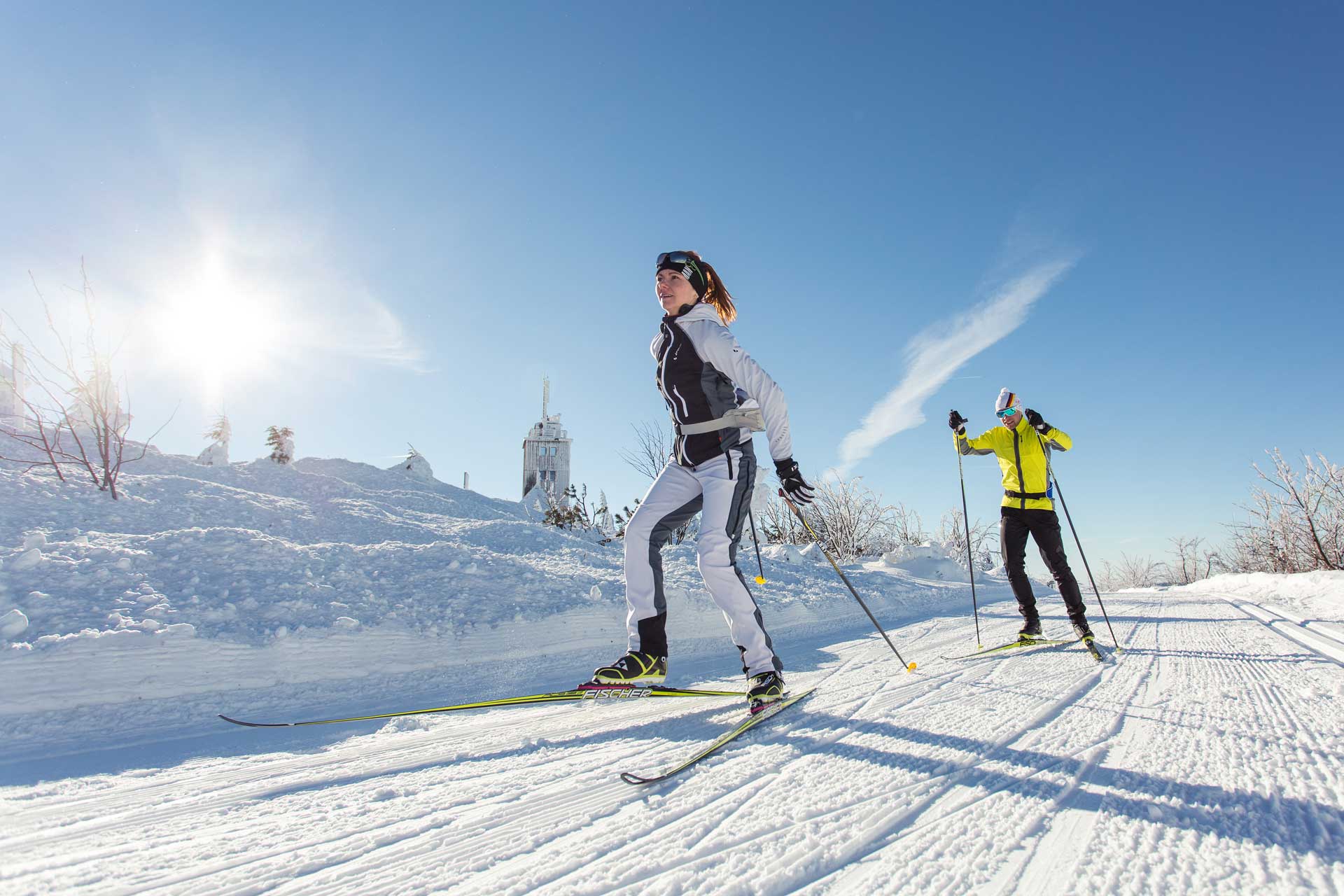 Ski-Lnagläufer in Winterlandschaft