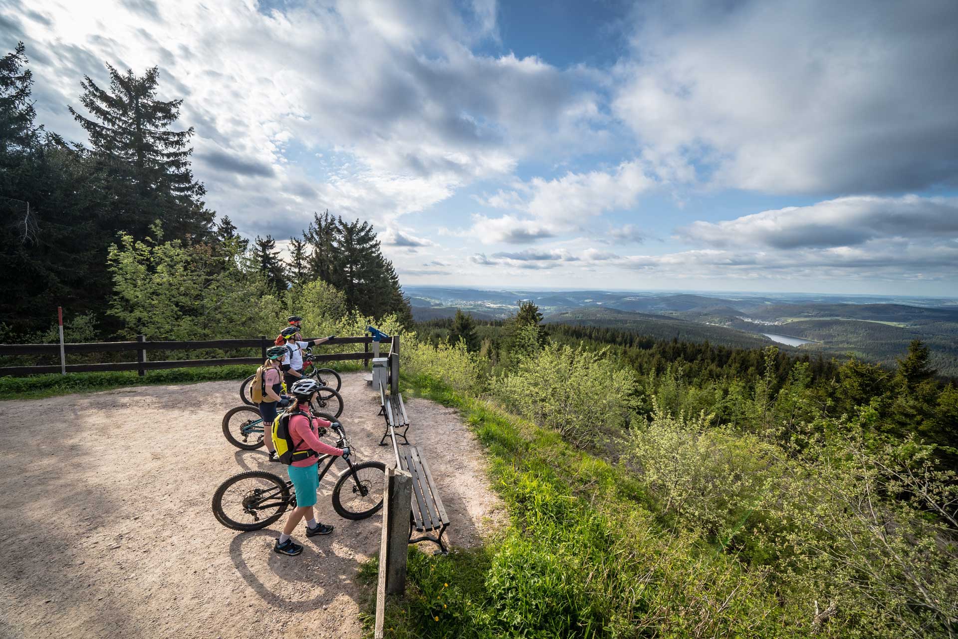 Radfahrer an Aussichtspunkt mit Blick auf Tal