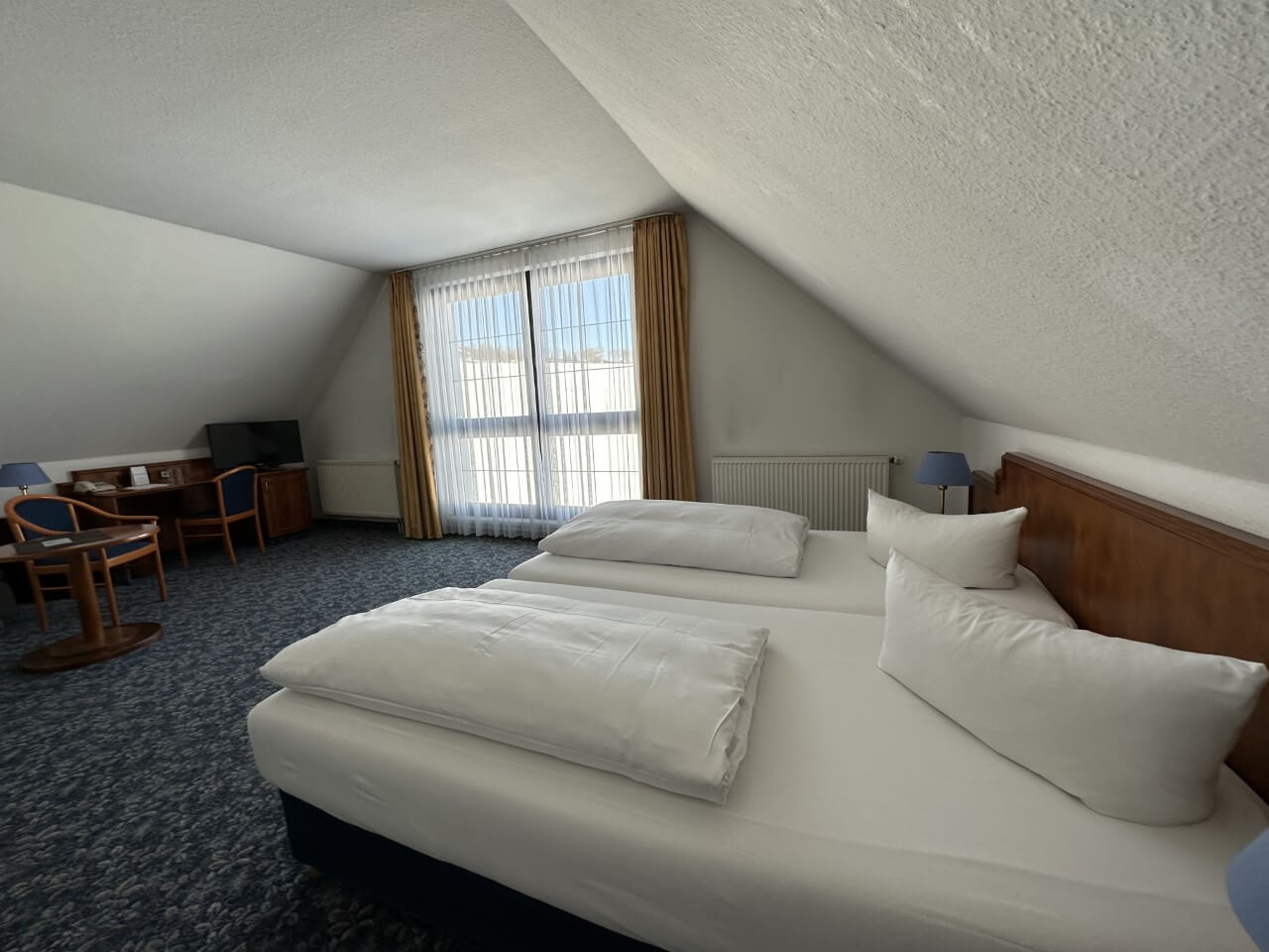 Doppelzimmer Classic Doppelbett und Fenster
