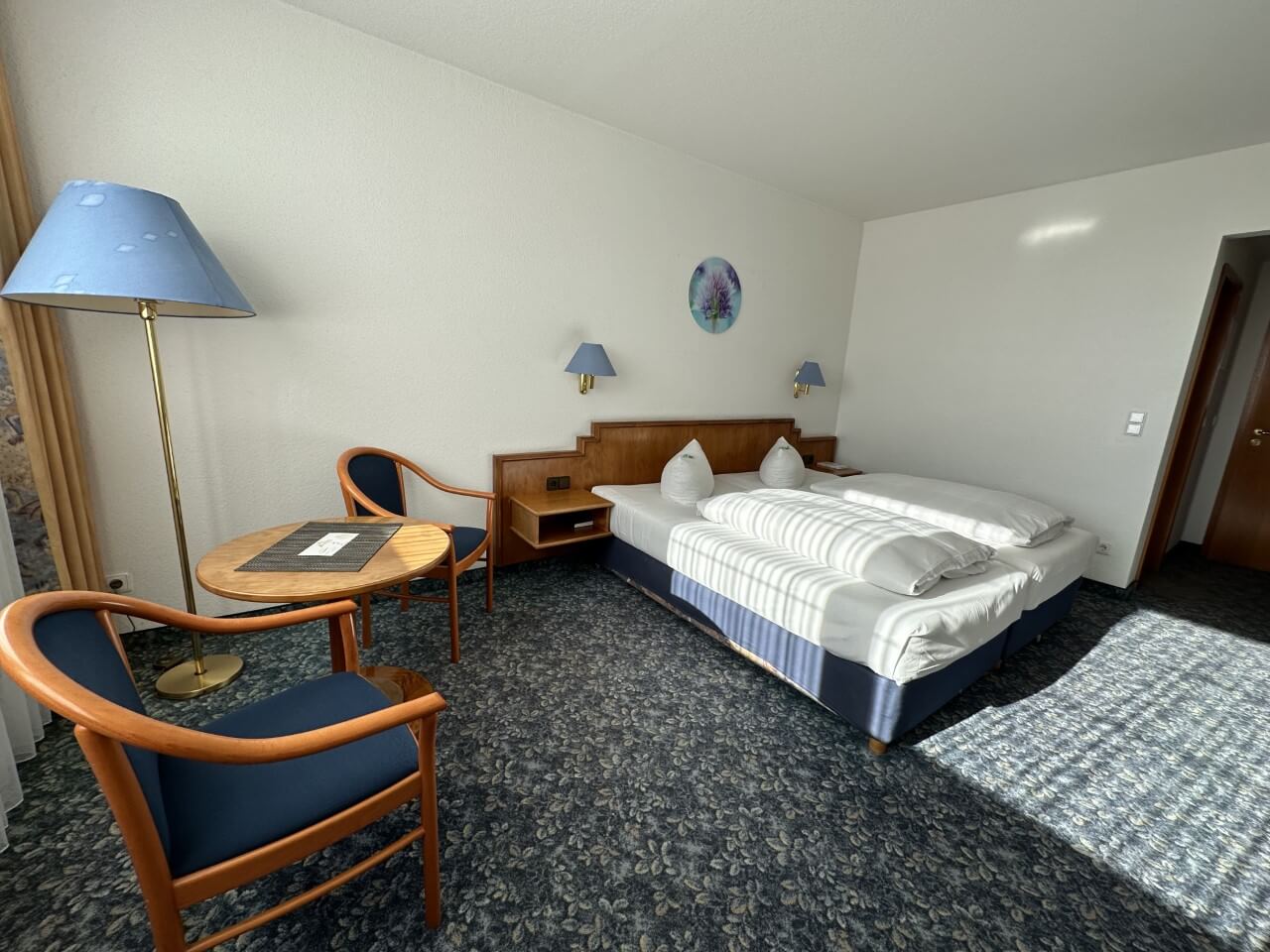 Doppelzimmer Classic Gesamtraum mit Blick auf Tür