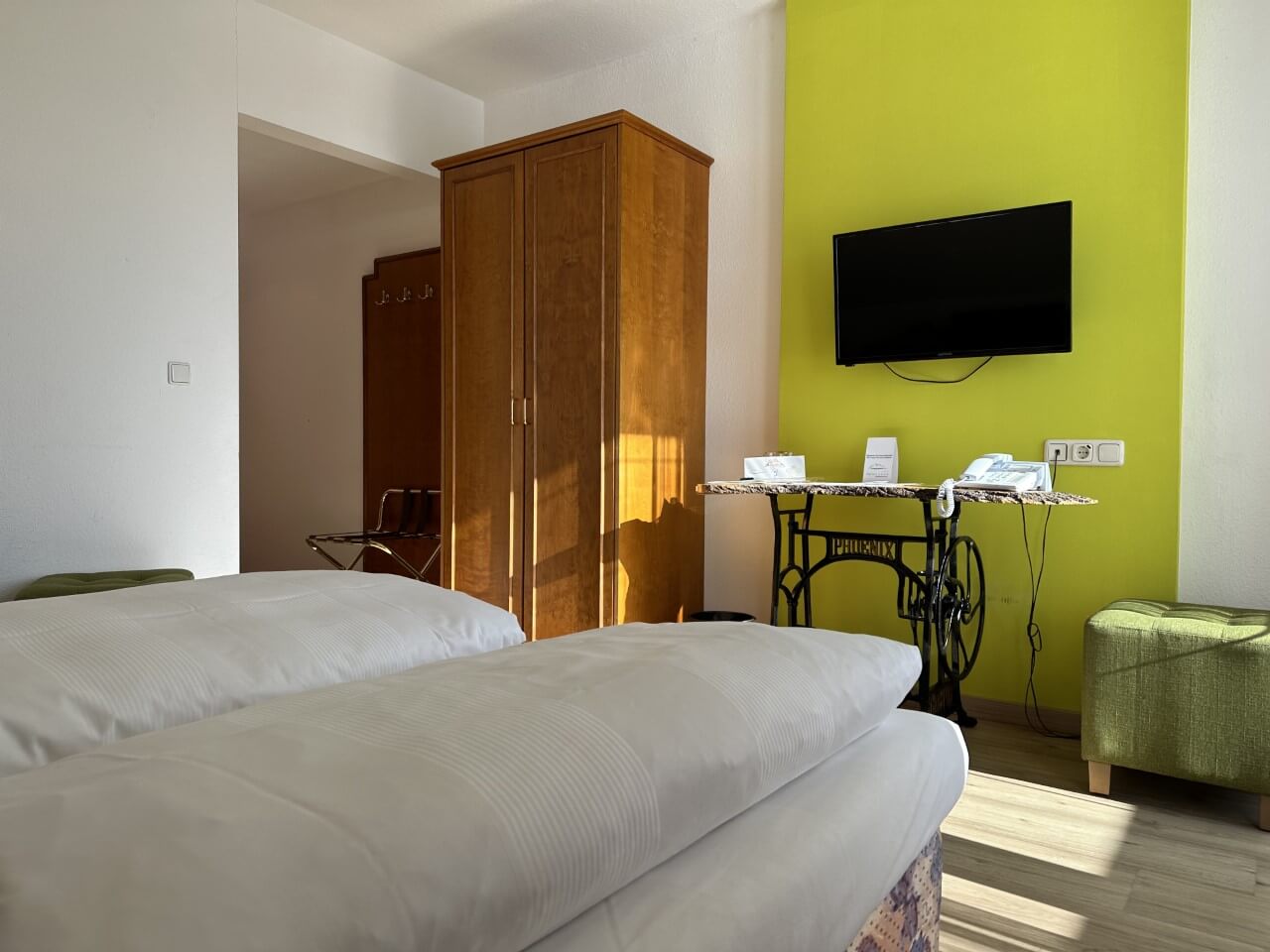 Doppelzimmer Classic Schrank und Fernseher