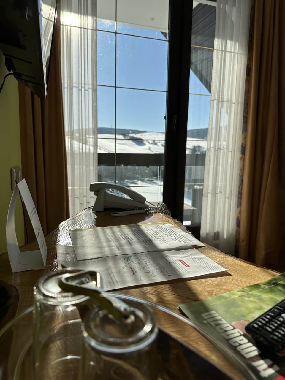 Doppelzimmer Classic Schreibtisch mit Blick aus Fenster