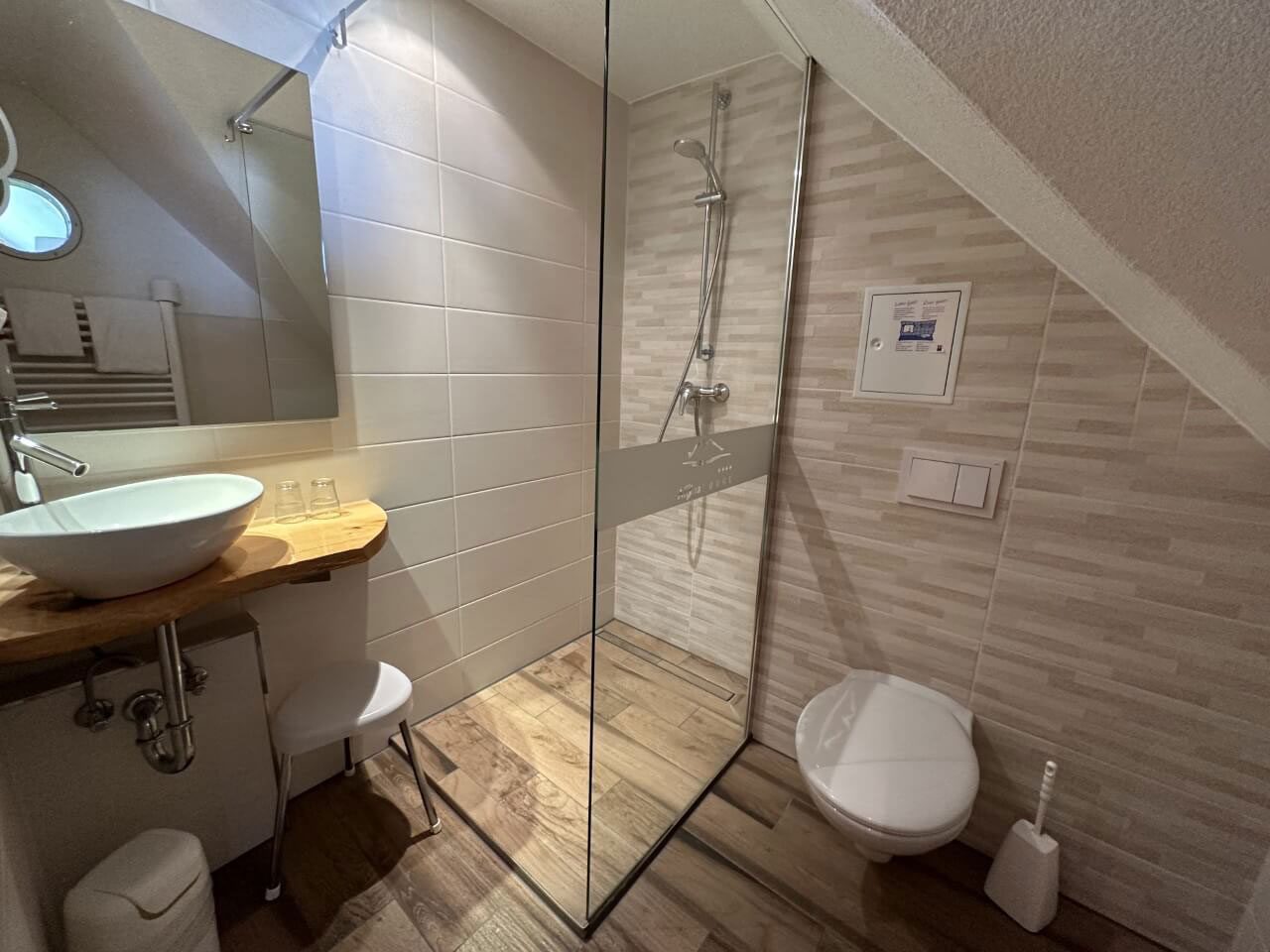 Einzelzimmer Badezimmer Duschkabine