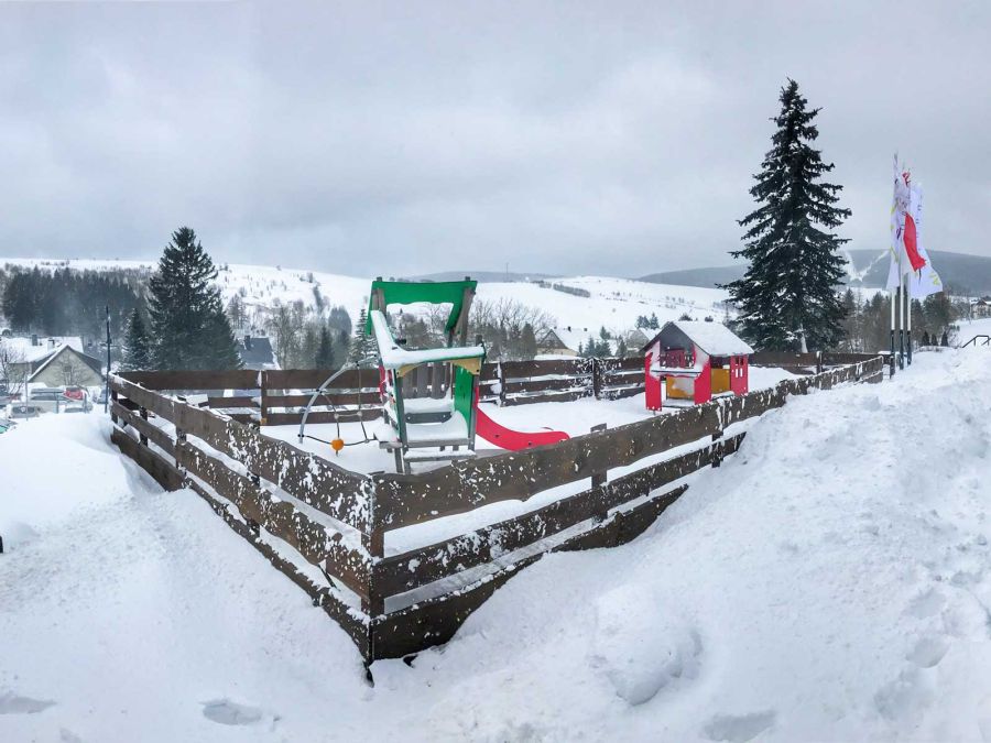 Kinderspielplatz im Winter