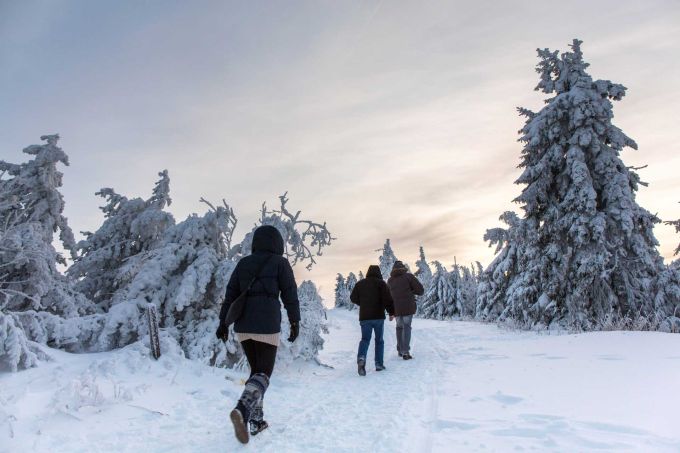 Wanderer in verschneiter Landschaft