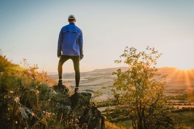 Kammweg Erzgebirge-Vogtland Wanderer stehend auf Felsabsatz