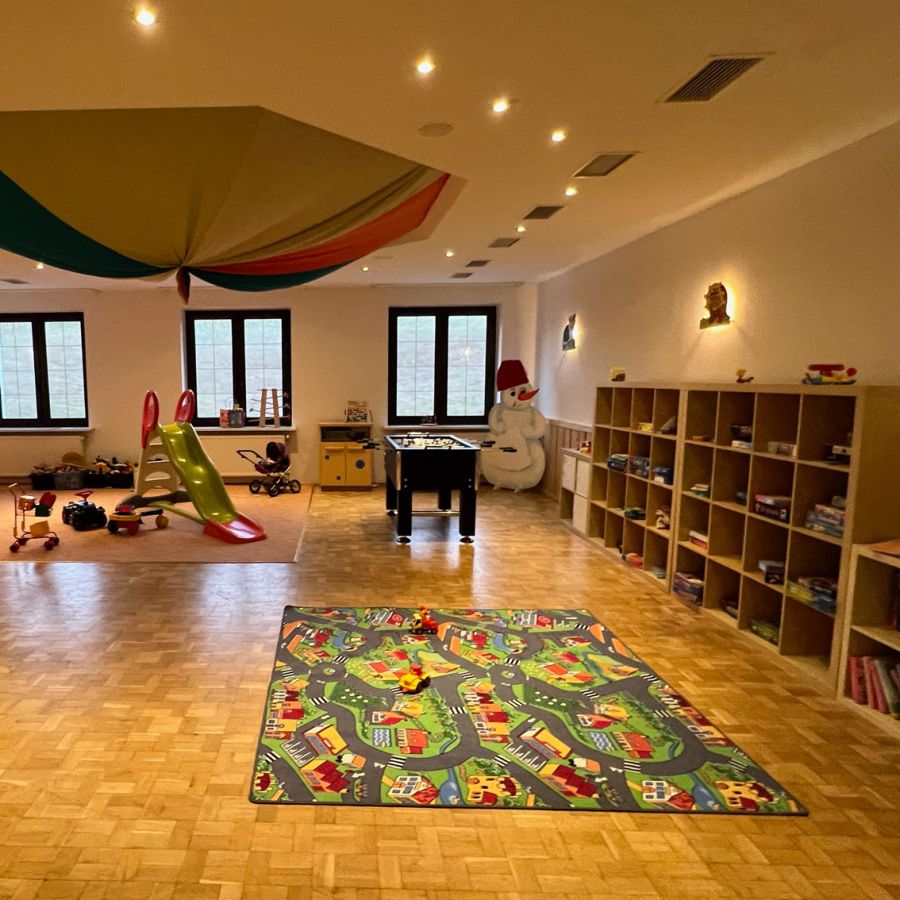 Spielraum für Kinder mit Autoteppich und Rutsche