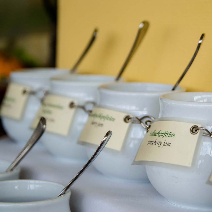 Frühstücksbuffet Konfitüren in Porzellantöpfchen