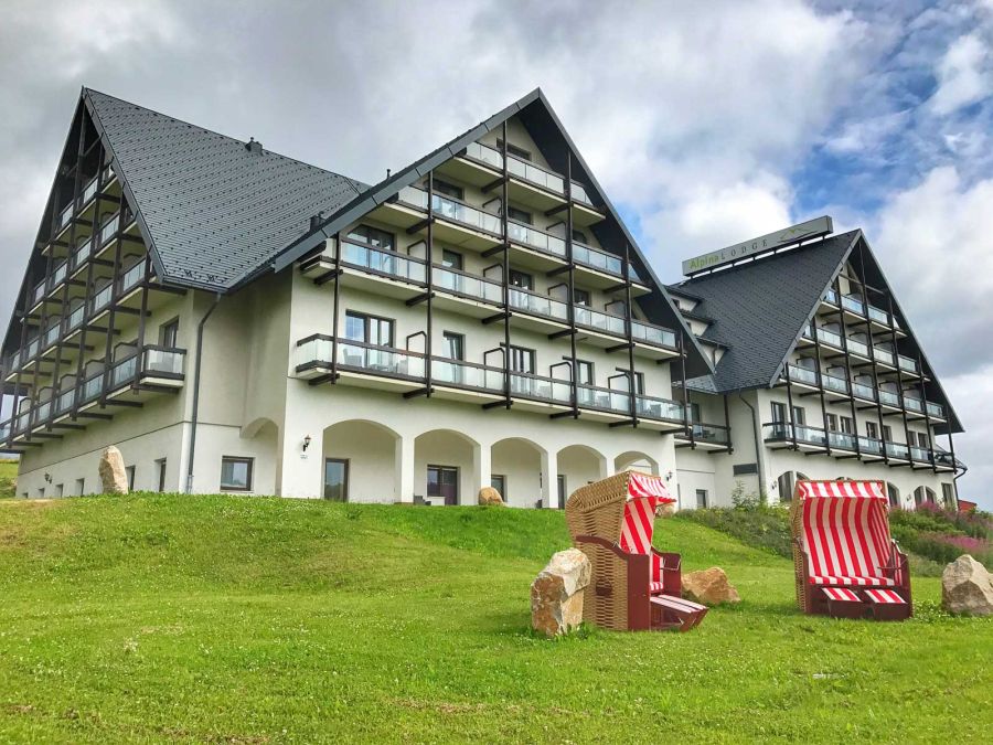 Alpina-Lodge Außenansicht nah mit Strandkörben