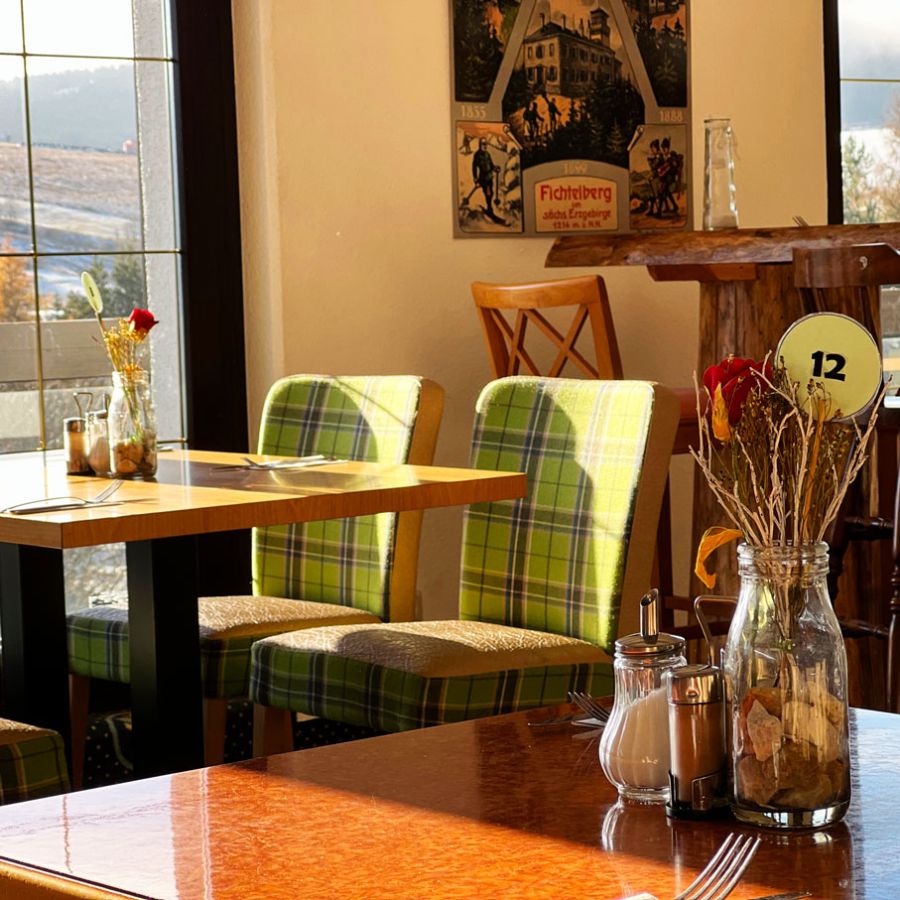 Alpina-Lodge Restaurant bei Tag Detailaufnahme Sitzplatz