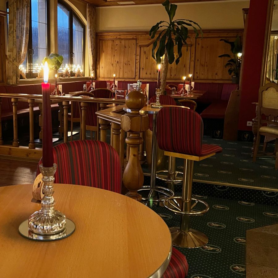 Restaurant am Abend, mit Kerzen beleuchtet