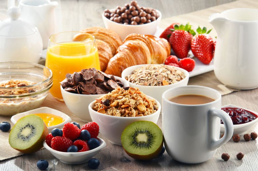 Frühstücksbuffet Früchte, Kaffee und Müsli