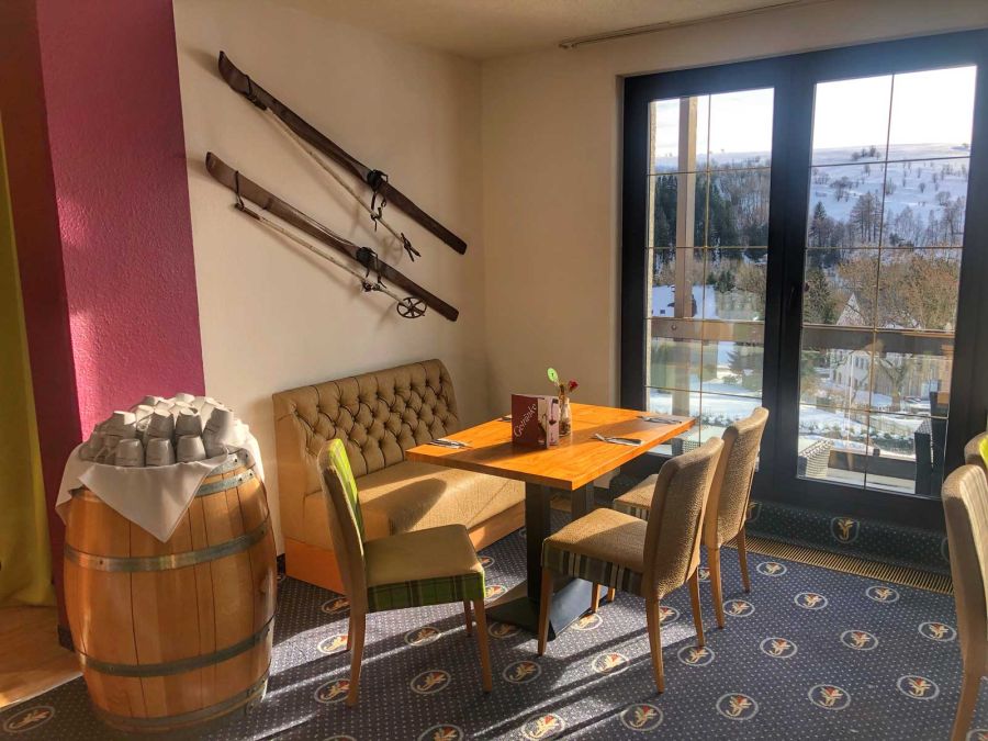 Restaurant mit Fenster nach Draußen, Skier als Dekoration an der Wand