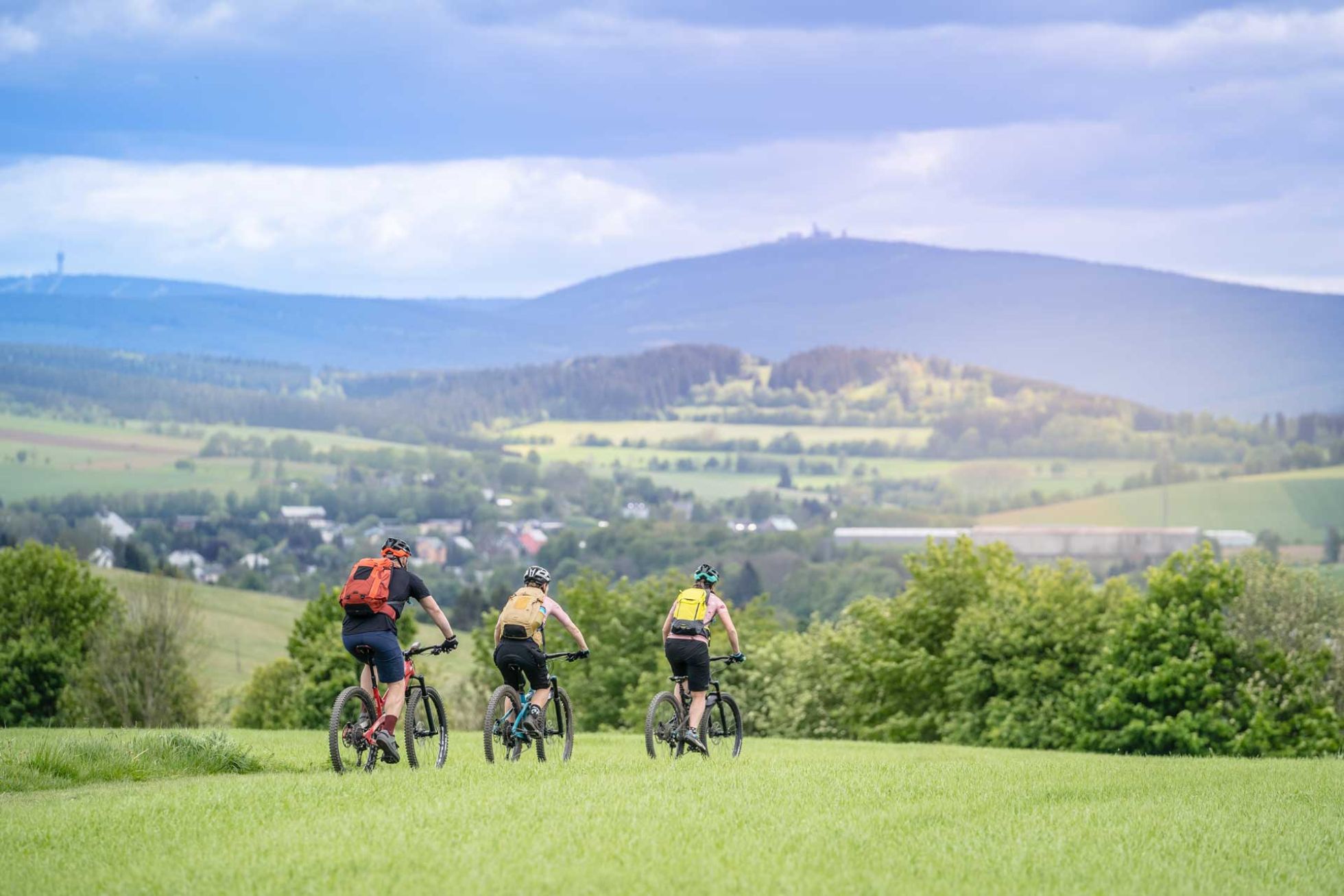 Totale der Landschaft mit 3 Fahrradfahrern