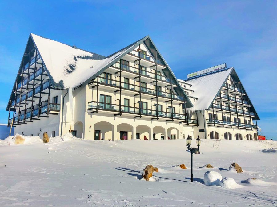 Alpina-Lodge Außenansicht nah im Winter